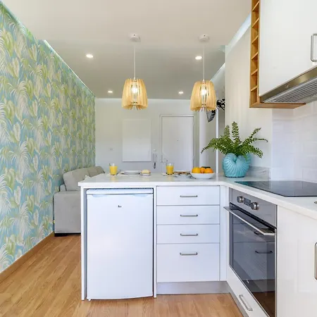 Whome Beachside Getaway Near Train Station Apartment