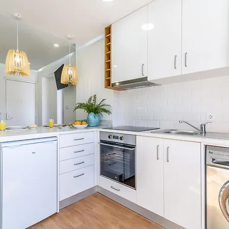 Apartment Whome Beachside Getaway Near Train Station Paco de Arcos
